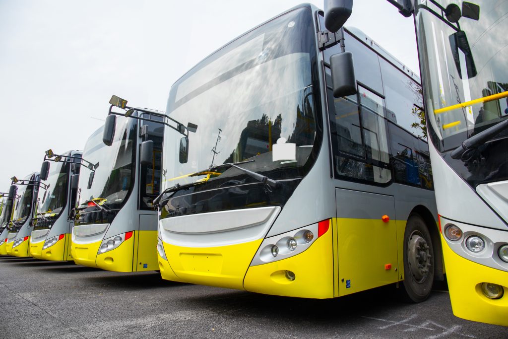 Ônibus prontos para a viagem flixbus (fonte: Adobe stock)