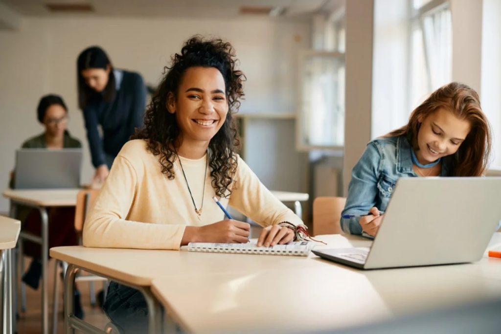 Jovem na faculdade graças a inscrição sisu 2023 (fonte: Google Adaptada)