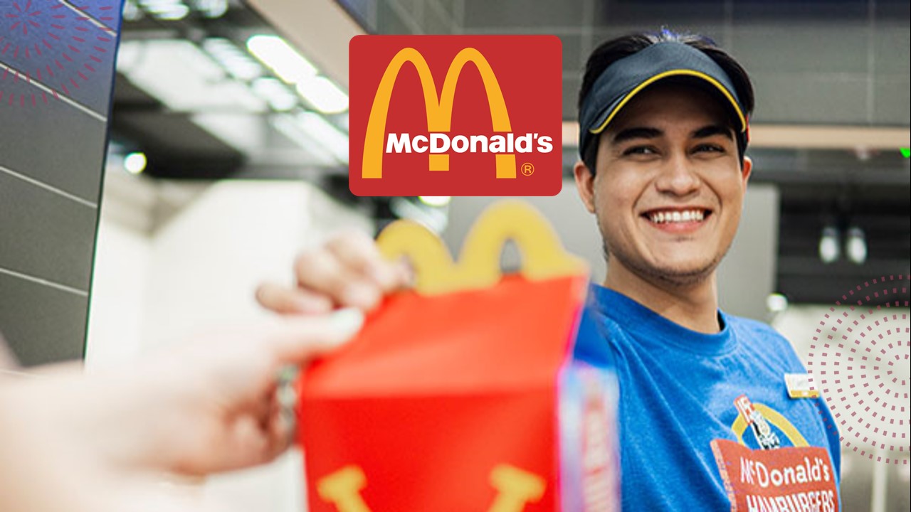 Atendente McDonald’s entregando lanche
