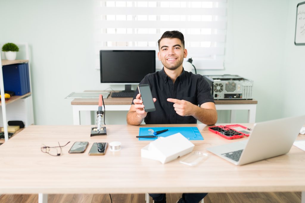 Tecnico segurando celular.